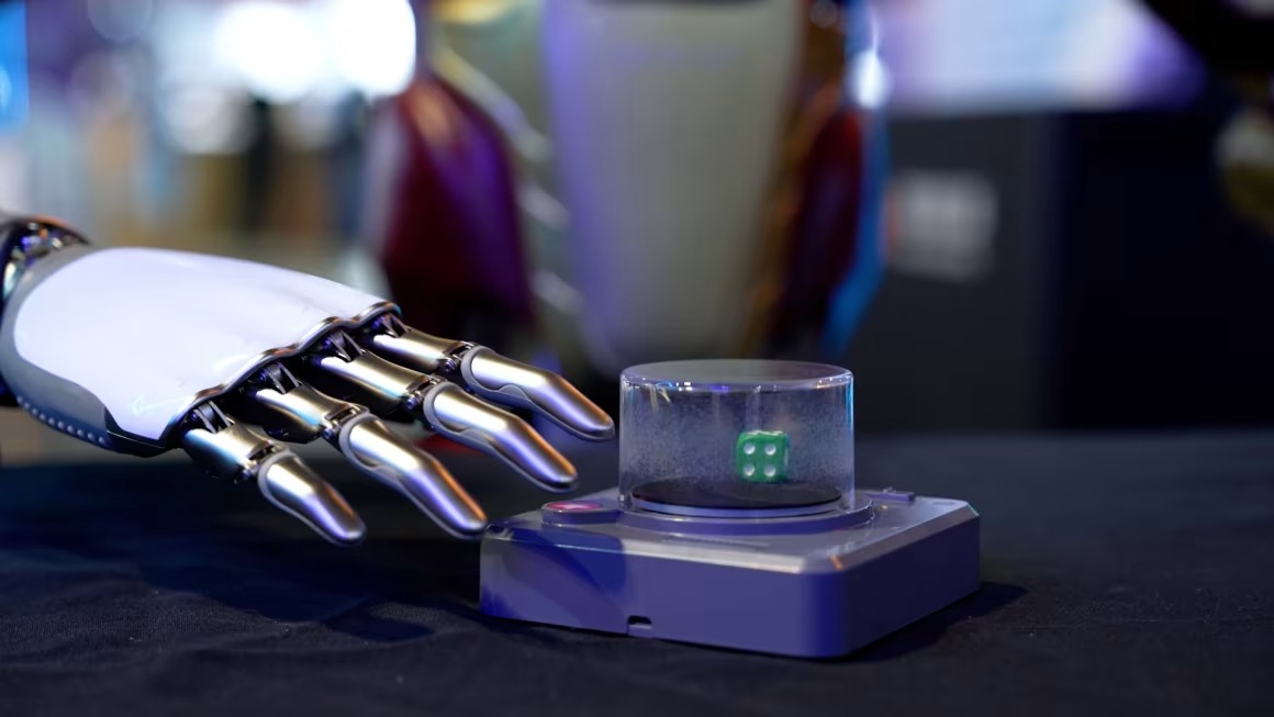 Robot hình người chơi xúc xắc, rót trà, rửa bát: Trung Quốc tiến tới giấc mơ mỗi nhà sở hữu 1 robot- Ảnh 1.