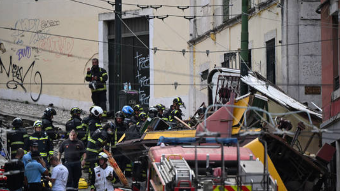 Bồ Đào Nha: Rơi toa xe điện khiến 33 người thương vong, xác định có người nước ngoài chưa rõ quốc tịch- Ảnh 1. Bồ Đào Nha: Rơi toa xe điện khiến 33 người thương vong, xác định có người nước ngoài chưa rõ quốc tịch- Ảnh 1.