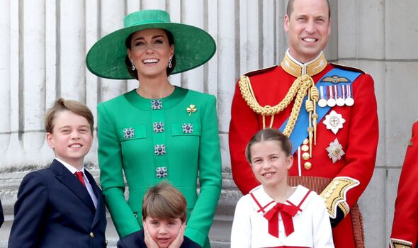 Hoàng tử Louis có thể sẽ thừa kế tước hiệu của nhân vật gây tranh cãi nhất Hoàng gia Anh hiện tại- Ảnh 2. Hoàng tử Louis có thể sẽ thừa kế tước hiệu của nhân vật gây tranh cãi nhất Hoàng gia Anh hiện tại- Ảnh 2.