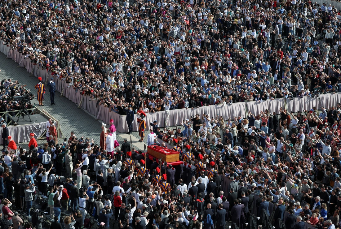 Hàng chục nghìn người xếp hàng viếng Giáo hoàng Francis trong một ngày- Ảnh 2.