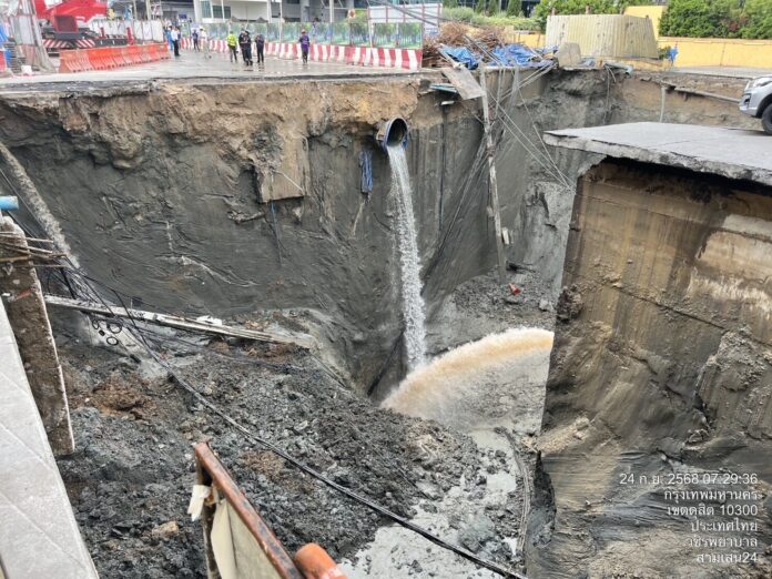 Clip kinh hoàng: Hố tử thần sâu 50m