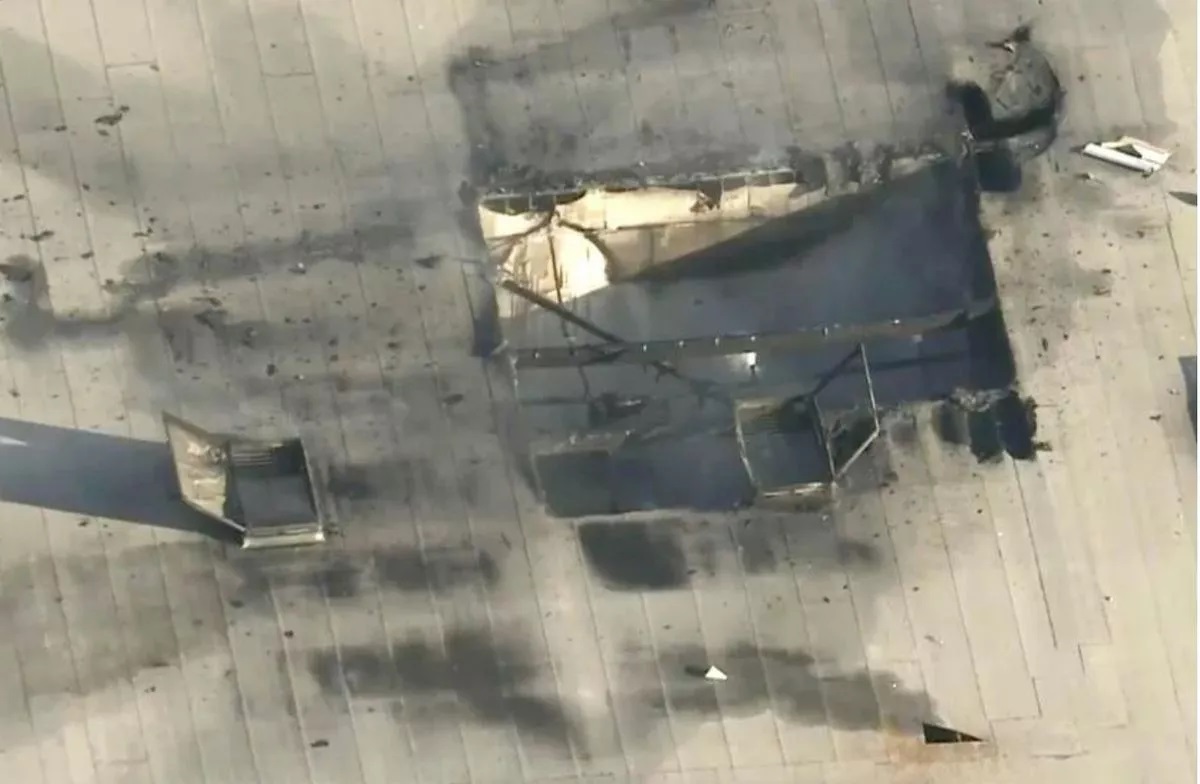 Máy bay lao vào kho chứa hàng gây hỏa hoạn lớn, nhiều người thương vong- Ảnh 2. Máy bay lao vào kho chứa hàng gây hỏa hoạn lớn, nhiều người thương vong- Ảnh 2.