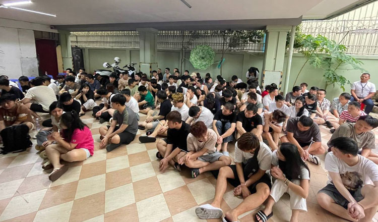 Campuchia phá loạt đường dây lừa đảo trực tuyến, bắt hơn 3.400 nghi phạm- Ảnh 1.