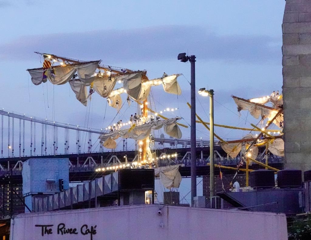 Vụ tàu va chạm vào cầu Brooklyn ở Mỹ: Xót xa video ghi lại cảnh hàng chục người đang đứng trên cột tàu- Ảnh 1.