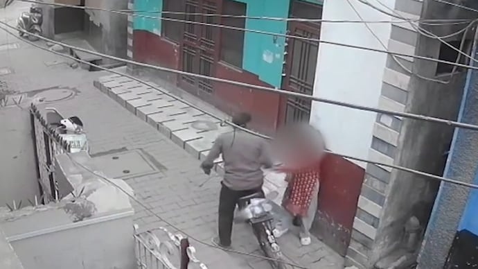 Người đàn ông bị camera ghi lại hành động gây sốc trên phố- Ảnh 1.