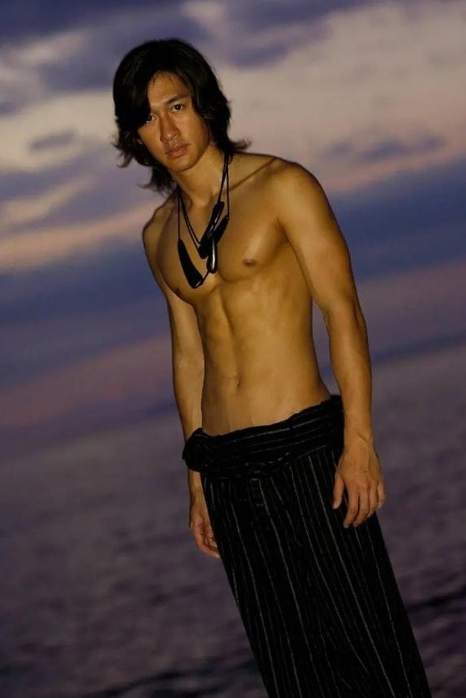 Clip: Nam thần màn ảnh mất trí điên loạn, giờ ngày đi lang thang quậy phá, tối ngủ vỉa hè- Ảnh 6.