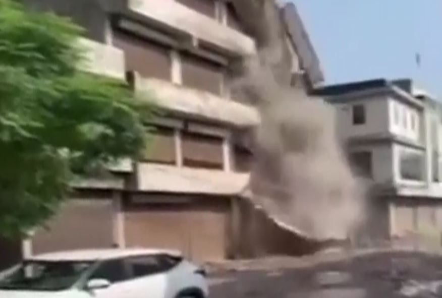 Tòa nhà 3 tầng bất ngờ đổ sập như bộ bài sau cơn mưa lớn- Ảnh 1.