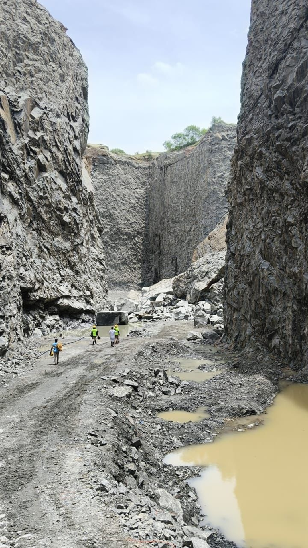 Sau tiếng nổ lớn 5 người tử vong, hiện trường đau lòng- Ảnh 1.