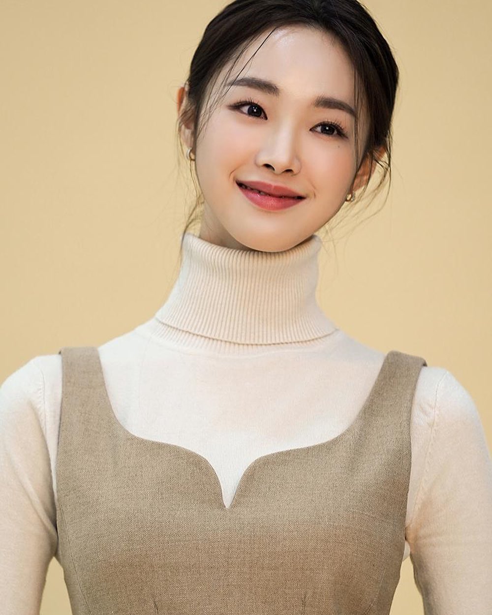 Danh tính bạn gái mới của Lee Dong Gun: Mỹ nhân kém 16 tuổi, từng đóng phim 18+ chấn động màn ảnh- Ảnh 2. Danh tính bạn gái mới của Lee Dong Gun: Mỹ nhân kém 16 tuổi, từng đóng phim 18+ chấn động màn ảnh- Ảnh 2.