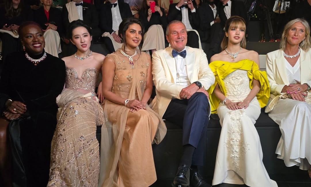 Lưu Diệc Phi nghi bị chèn ép trước Lisa (BLACKPINK) đến không có chỗ để thở, chuyện gì đây?- Ảnh 1. Lưu Diệc Phi nghi bị chèn ép trước Lisa (BLACKPINK) đến không có chỗ để thở, chuyện gì đây?- Ảnh 1.