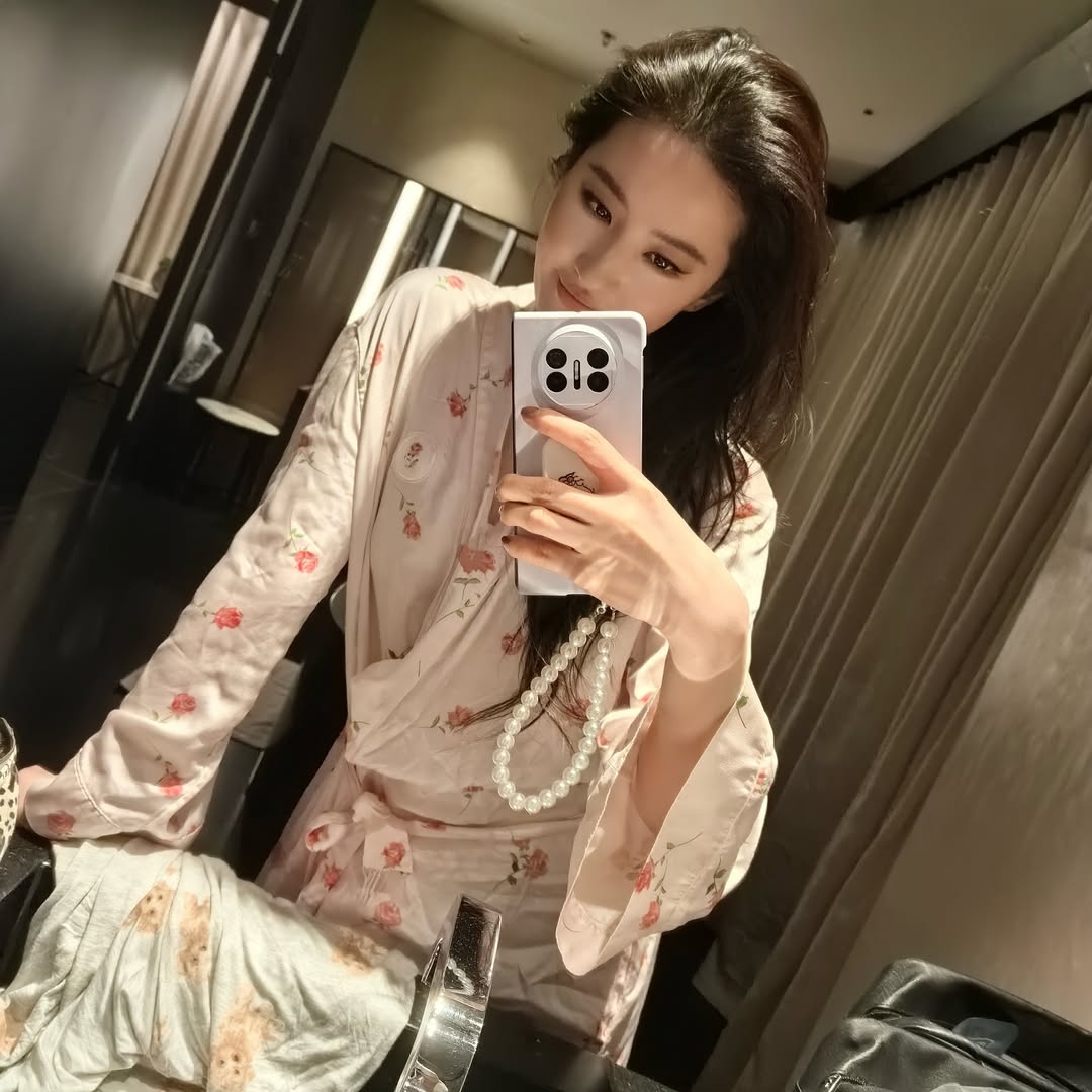 Lưu Diệc Phi bất ngờ tung bức ảnh khiến cả xứ tỷ dân mất ngủ- Ảnh 1.