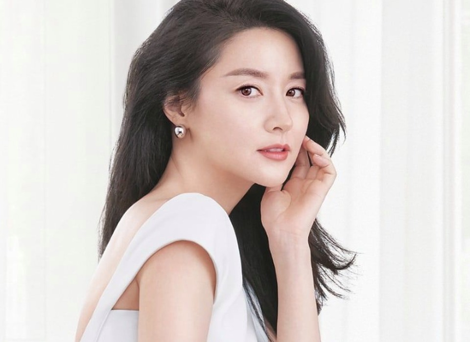 Lee Young Ae hé lộ ảnh hiếm quá khứ,