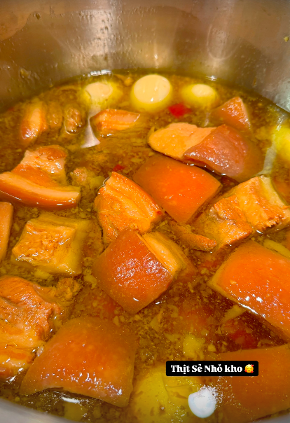 Tăng Thanh Hà trang hoàng biệt thự với hoa lay ơn vàng, mâm cơm ngày Tết nhà hào môn cũng toàn đồ truyền thống- Ảnh 3. Tăng Thanh Hà trang hoàng biệt thự với hoa lay ơn vàng, mâm cơm ngày Tết nhà hào môn cũng toàn đồ truyền thống- Ảnh 3.