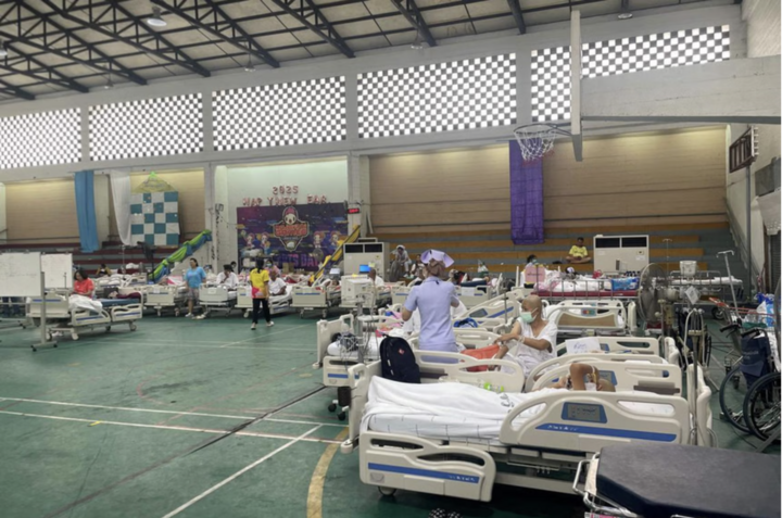 Cung thể thao biến thành bệnh viện dã chiến cứu bệnh nhân động đất ở Thái Lan- Ảnh 1. Cung thể thao biến thành bệnh viện dã chiến cứu bệnh nhân động đất ở Thái Lan- Ảnh 1.