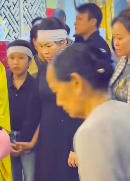 Toàn cảnh lễ thủy táng cố diễn viên Quý Bình ở biển Cần Giờ: Một hành trình tiễn biệt đầy nước mắt- Ảnh 1.