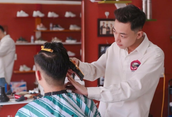 Nam rapper biểu diễn tại đại lễ: Lớn lên ở vùng quê nghèo, từng là thợ cắt tóc- Ảnh 1. Nam rapper biểu diễn tại đại lễ: Lớn lên ở vùng quê nghèo, từng là thợ cắt tóc- Ảnh 1.