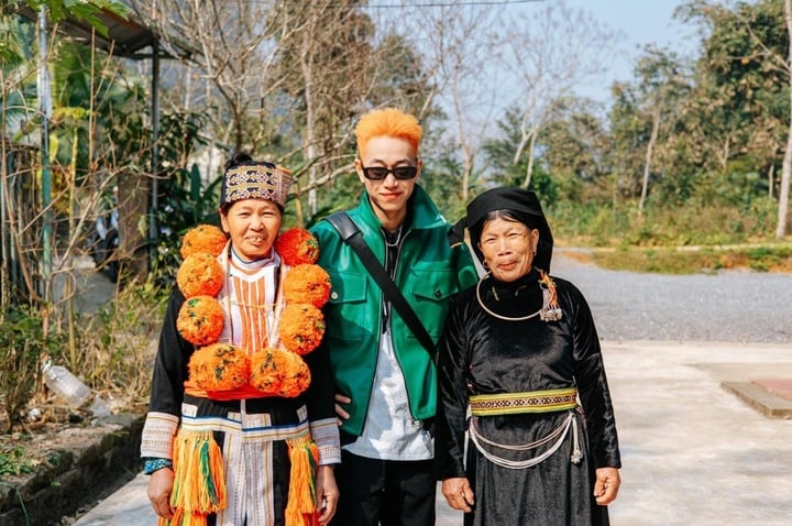 Nam rapper biểu diễn tại đại lễ: Lớn lên ở vùng quê nghèo, từng là thợ cắt tóc- Ảnh 4. Nam rapper biểu diễn tại đại lễ: Lớn lên ở vùng quê nghèo, từng là thợ cắt tóc- Ảnh 4.