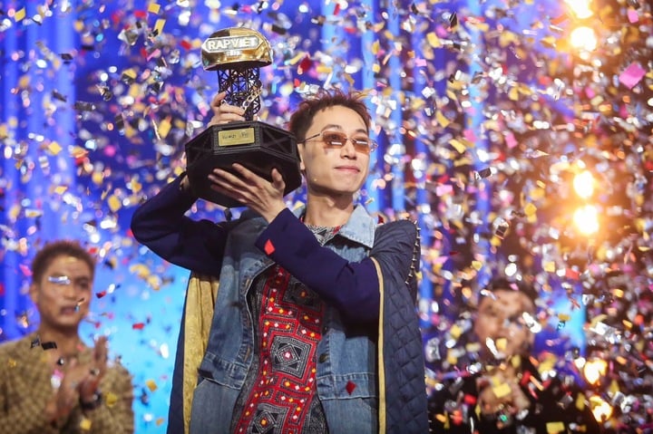 Nam rapper biểu diễn tại đại lễ: Lớn lên ở vùng quê nghèo, từng là thợ cắt tóc- Ảnh 2. Nam rapper biểu diễn tại đại lễ: Lớn lên ở vùng quê nghèo, từng là thợ cắt tóc- Ảnh 2.