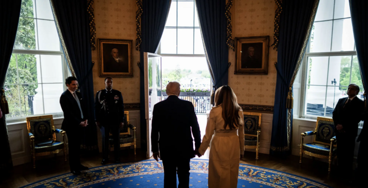 Bà Melania ở đâu khi ông Trump 'khuấy đảo' thế giới?- Ảnh 1.