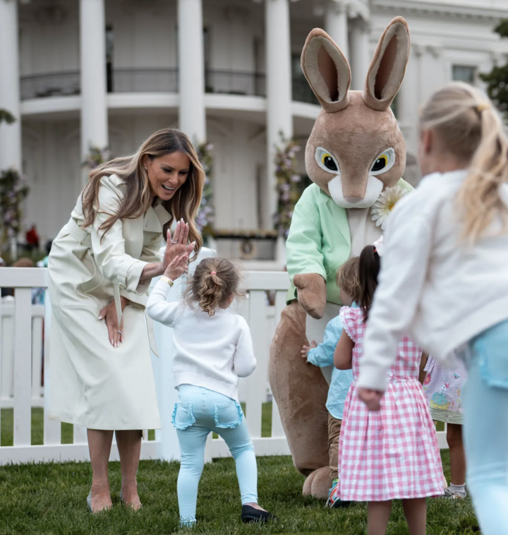 Bà Melania ở đâu khi ông Trump 'khuấy đảo' thế giới?- Ảnh 2.