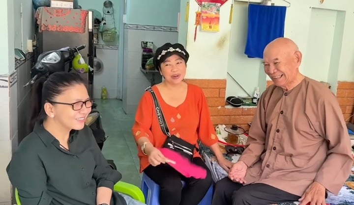 Kép chính cải lương nổi tiếng giờ sống khó khăn, phải kê ghế nhựa làm giường ngủ- Ảnh 4.