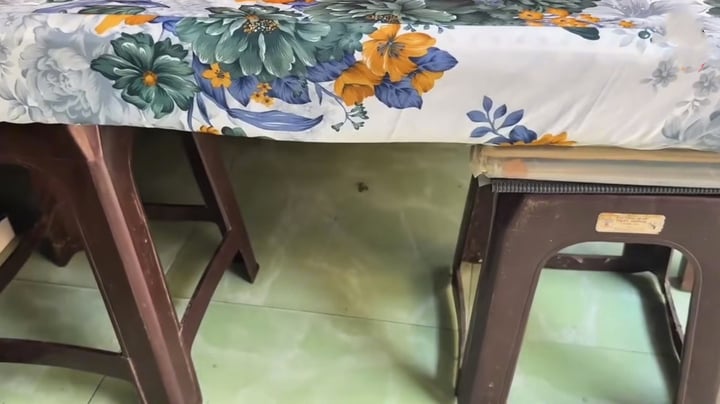 Kép chính cải lương nổi tiếng giờ sống khó khăn, phải kê ghế nhựa làm giường ngủ- Ảnh 2.