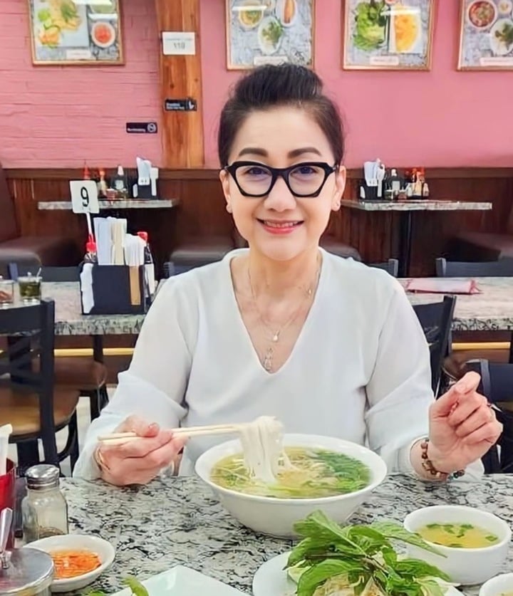 “Thần đồng cải lương” nổi tiếng phải đi làm bưng bê, sống cô đơn sau 2 đời chồng- Ảnh 3.