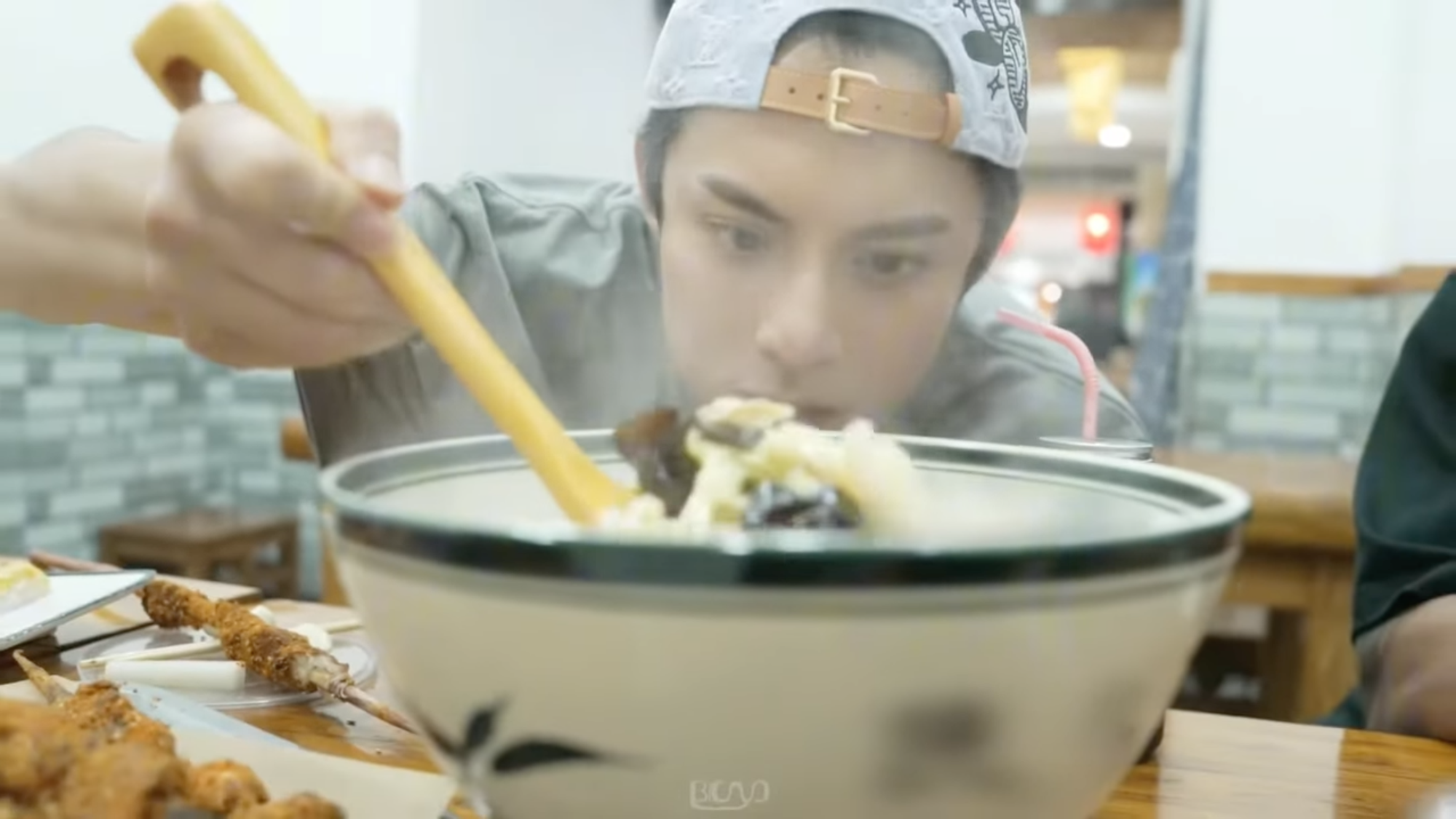 Trưng bày đồ đã dùng của Vương Hạc Đệ để hút khách, quán ăn bị chỉ trích- Ảnh 2. Trưng bày đồ đã dùng của Vương Hạc Đệ để hút khách, quán ăn bị chỉ trích- Ảnh 2.