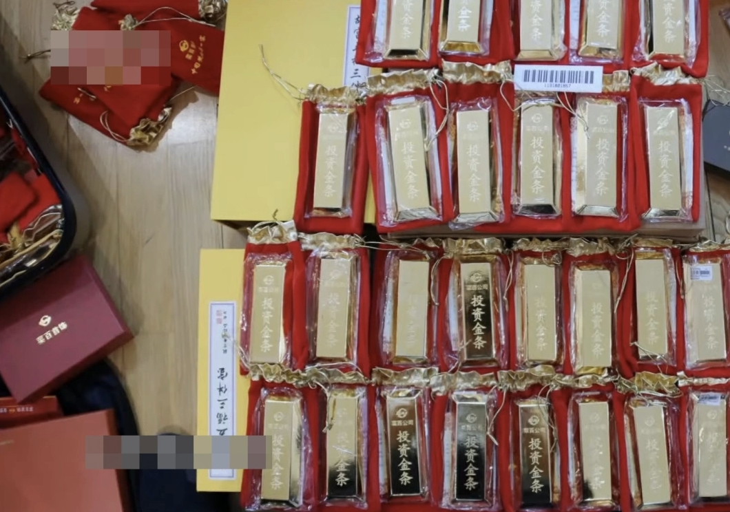 Tịch thu gần 900 tỷ đồng tiền mặt 'chất thành đống', nặng 3 tấn trong căn hộ được gọi là 'siêu thị' của CEO công ty quản lý tài sản- Ảnh 3. Tịch thu gần 900 tỷ đồng tiền mặt 'chất thành đống', nặng 3 tấn trong căn hộ được gọi là 'siêu thị' của CEO công ty quản lý tài sản- Ảnh 3.