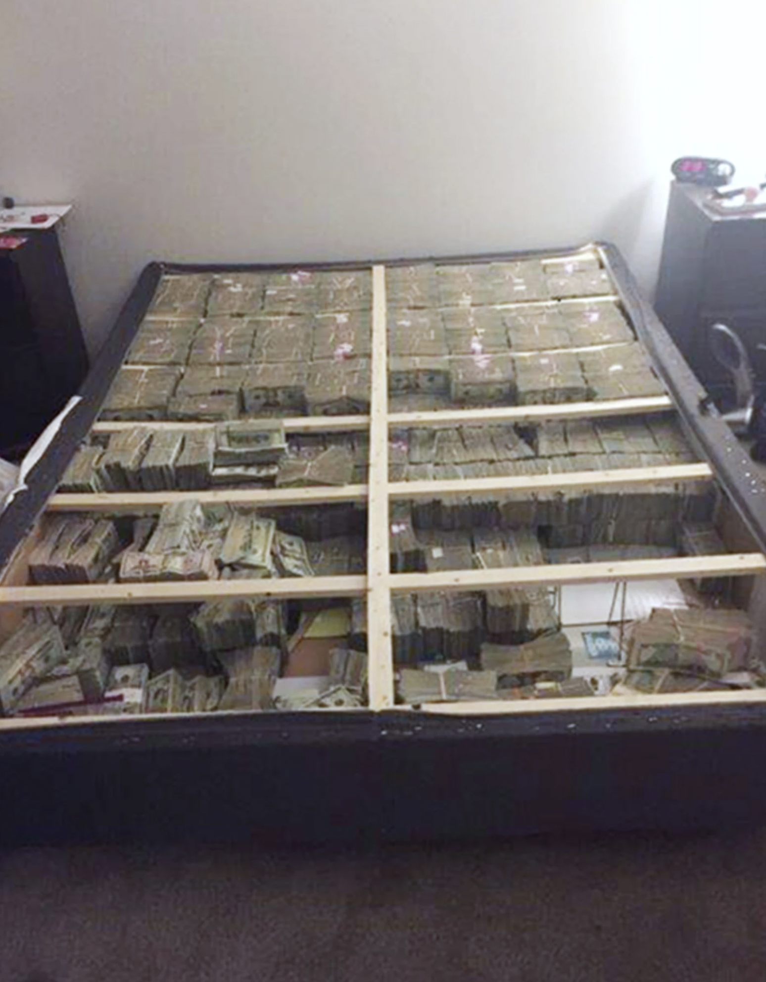 Phát hiện 500 tỷ đồng tiền mặt cất dưới tấm đệm bên trong căn nhà gần đường cao tốc- Ảnh 1. Phát hiện 500 tỷ đồng tiền mặt cất dưới tấm đệm bên trong căn nhà gần đường cao tốc- Ảnh 1.