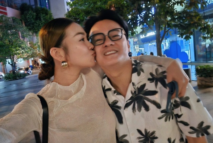 Phản ứng của ông xã Thanh Hằng khi liên tục bị vợ trêu ở sự kiện- Ảnh 2. Phản ứng của ông xã Thanh Hằng khi liên tục bị vợ trêu ở sự kiện- Ảnh 2.