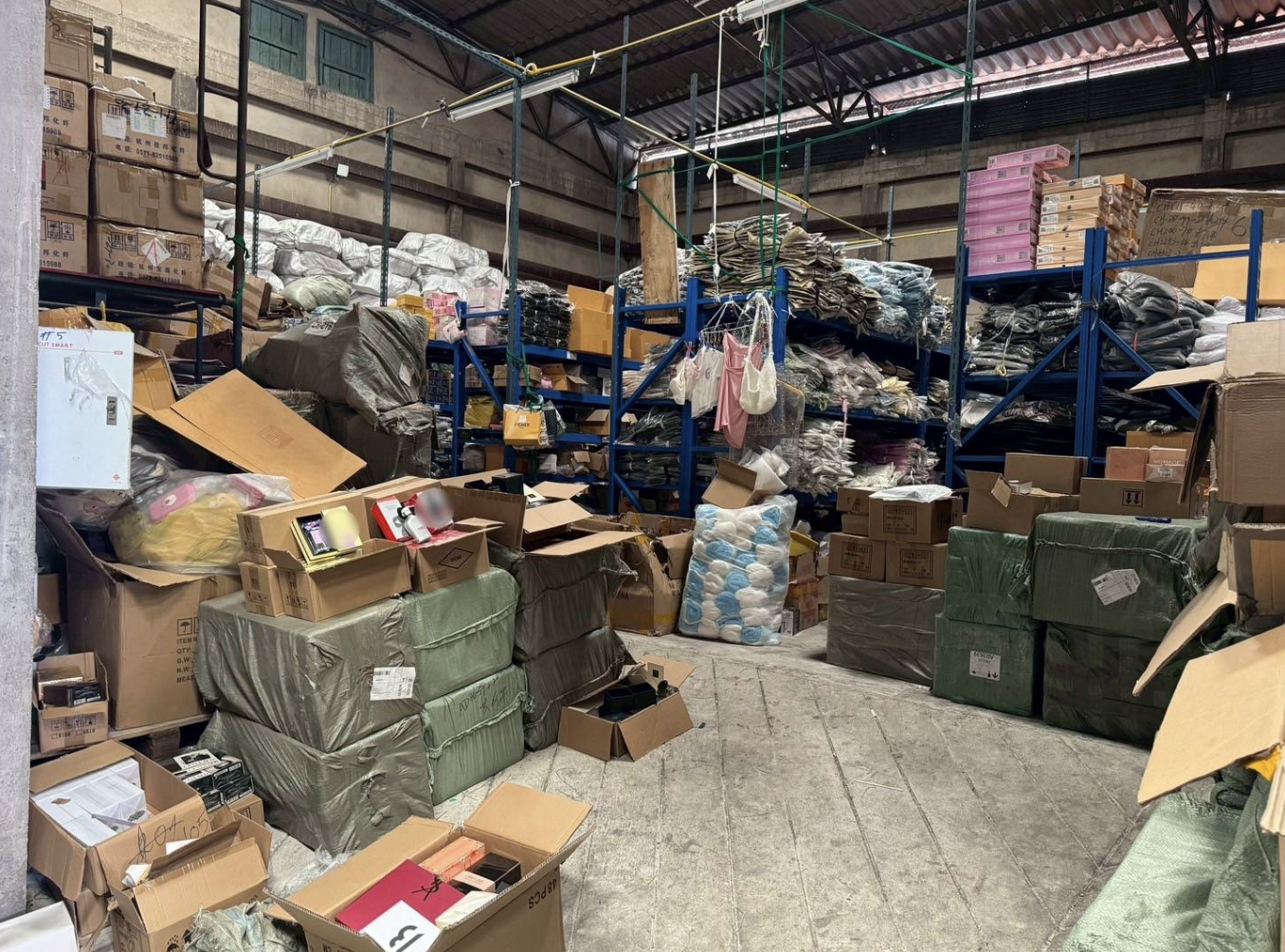Đột kích 5 nhà kho lớn chứa toàn nước hoa nhái thương hiệu nổi tiếng thế giới, đánh sập 'thủ phủ' hàng giả với gần 35.000 món đồ- Ảnh 1.