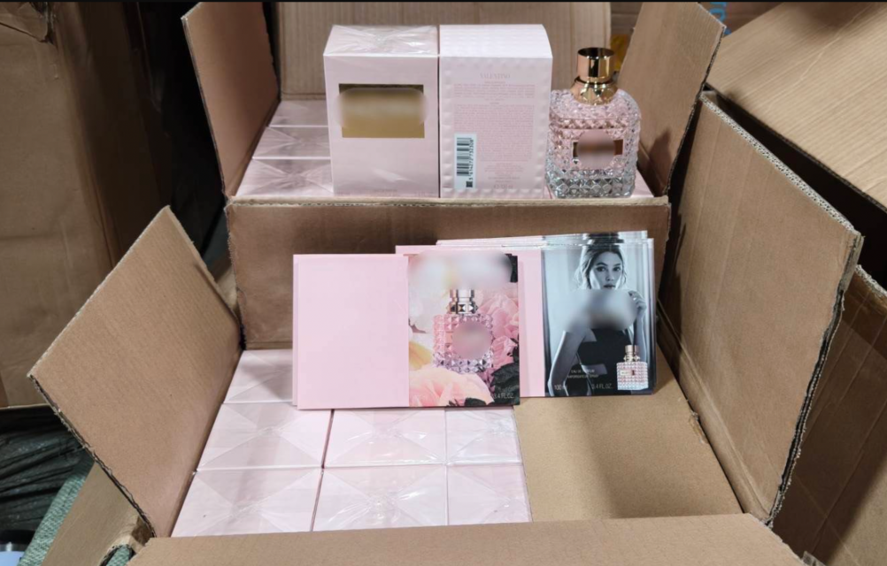 Đột kích 5 nhà kho lớn chứa toàn nước hoa nhái thương hiệu nổi tiếng thế giới, đánh sập 'thủ phủ' hàng giả với gần 35.000 món đồ- Ảnh 3.