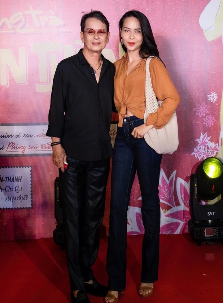 Sao nam Việt lấy vợ trẻ kém 44 tuổi: U70 lên chức bố, cứ 3 rưỡi sáng phải thức dậy làm một việc- Ảnh 2. Sao nam Việt lấy vợ trẻ kém 44 tuổi: U70 lên chức bố, cứ 3 rưỡi sáng phải thức dậy làm một việc- Ảnh 2.