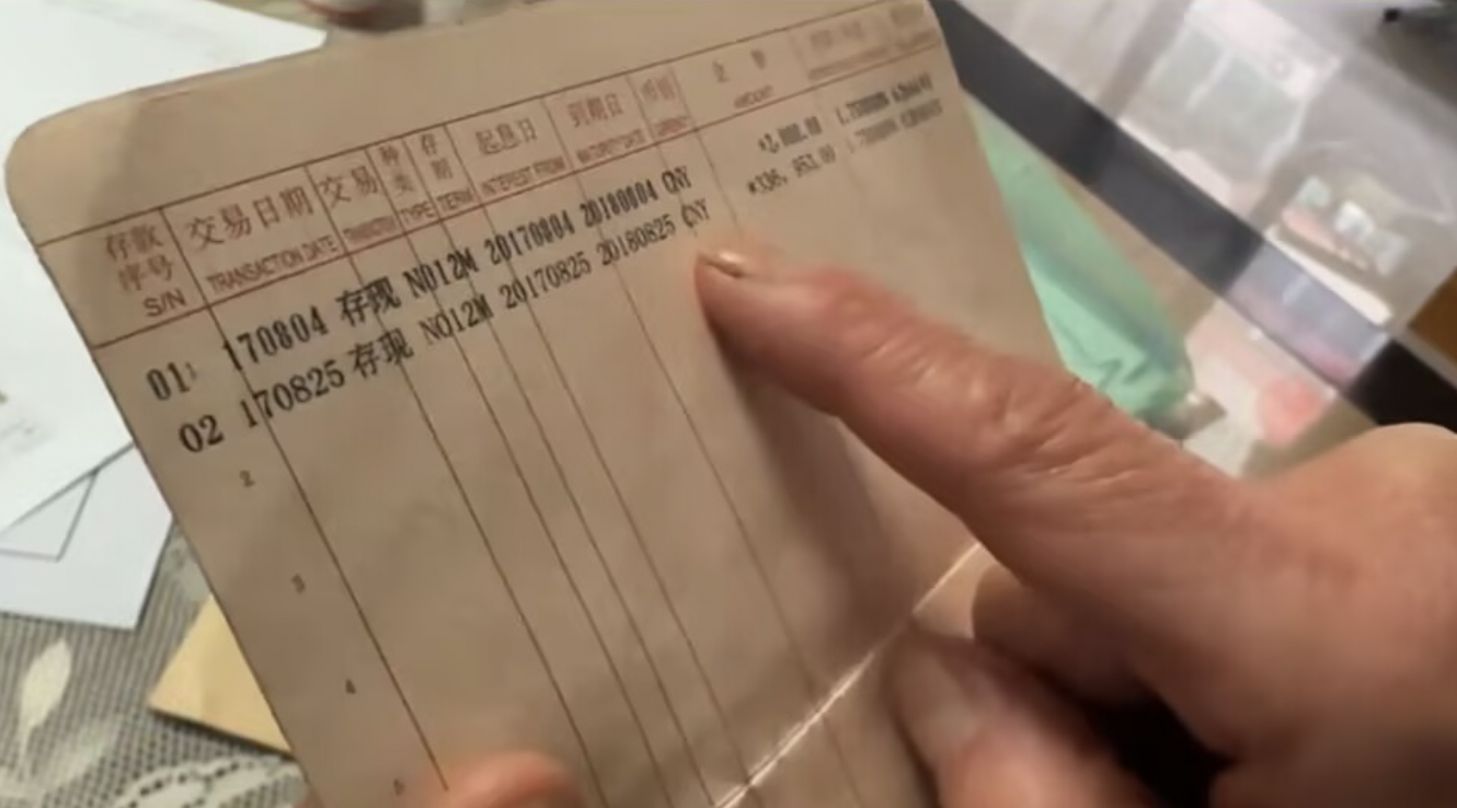 Người phụ nữ tất toán sổ tiết kiệm hơn 1 tỷ đồng sau 20 năm, ngân hàng thông báo: “Không có bất kỳ thông tin nào liên quan đến sổ này”- Ảnh 2.