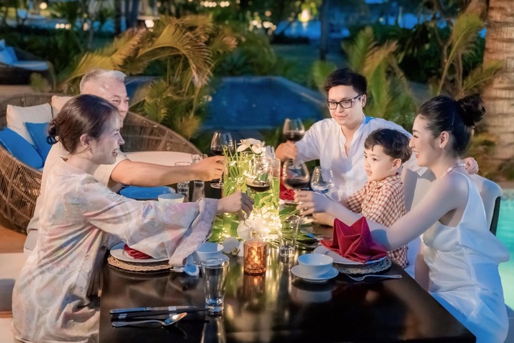 7 năm cưới chồng kém tuổi, Á hậu có gương mặt phúc hậu nhất Việt Nam giờ ra sao?- Ảnh 4.