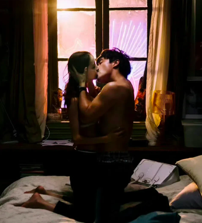 Cảnh phim siêu nóng bỏng của 1 cặp vợ chồng đã ly hôn khiến netizen xót xa: Khi ấy, 2 người hẳn đã rất hạnh phúc- Ảnh 1.