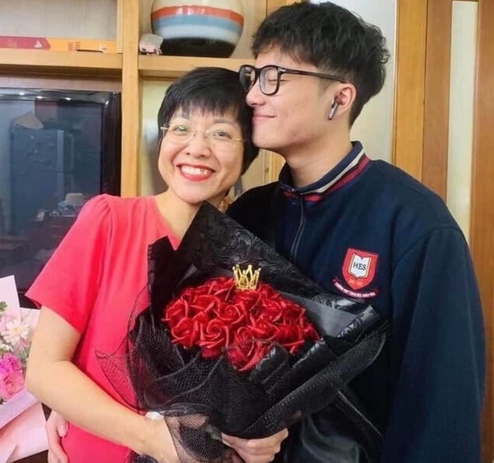 MC Gặp nhau cuối tuần sống chung bạo bệnh, U60 bình yên bên con trai sau đổ vỡ- Ảnh 4.