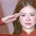 Nữ ca sĩ đang gây sốt với khoảnh khắc chào cờ trên sóng truyền hình là ai? screen shot 2025 08 20 at 102908 am 10375084 1755672797194 17556727975481010181294 19 0 396 720 crop 17556729407781553229242jpg