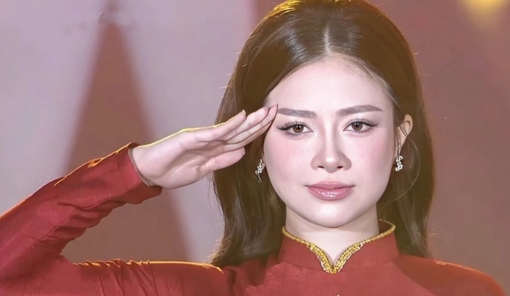 Nữ ca sĩ đang gây sốt với khoảnh khắc chào cờ trên sóng truyền hình là ai?- Ảnh 1.