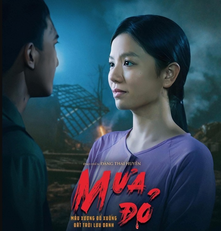 Vẻ gợi cảm khác hẳn trên phim của bóng hồng duy nhất trong 'Mưa đỏ'- Ảnh 1.