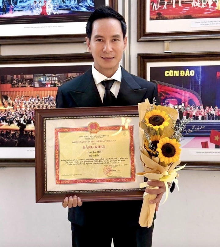 Đạo diễn Lý Hải nhận bằng khen của Bộ VHTTDL vì đóng góp trong lĩnh vực điện ảnh- Ảnh 1.