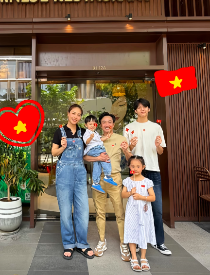 Vợ chồng Quốc Cường – Đàm Thu Trang chia sẻ ảnh mừng Quốc khánh 2/9, visual của Subeo lại gây sốt- Ảnh 1. Vợ chồng Quốc Cường – Đàm Thu Trang chia sẻ ảnh mừng Quốc khánh 2/9, visual của Subeo lại gây sốt- Ảnh 1.