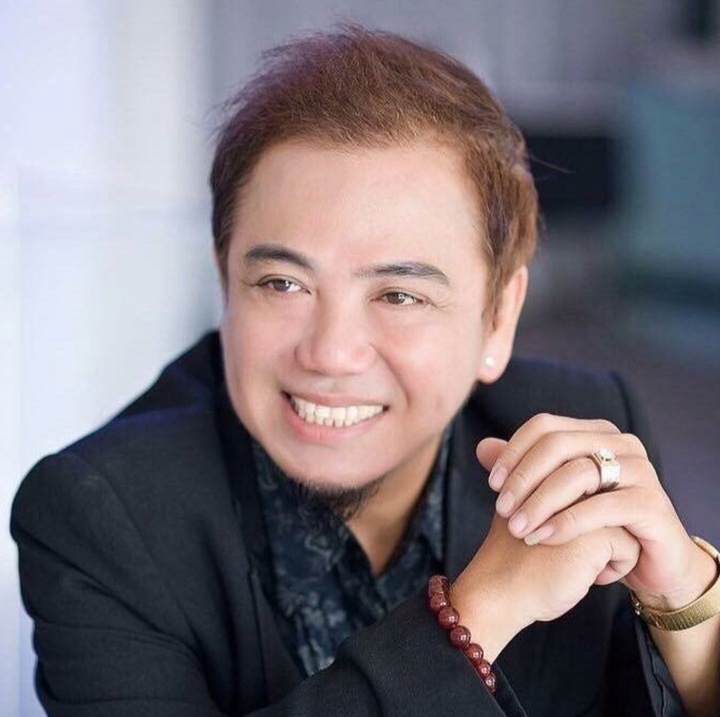 Danh hài ăn chơi khét tiếng từng mua xe giá 3 lô đất, giờ bán cà phê cùng vợ trẻ- Ảnh 1.