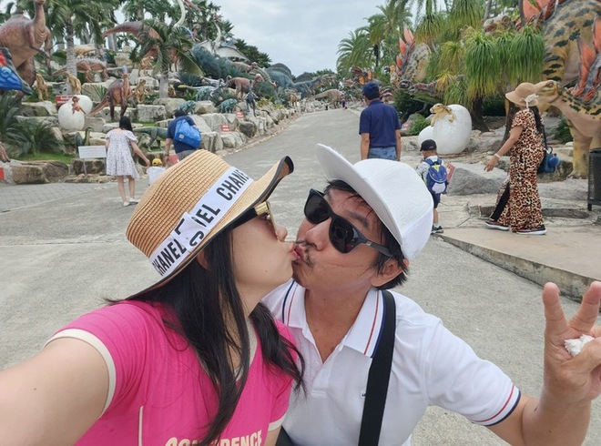 Danh hài từng trắng tay khi ly hôn, giờ viên mãn bên vợ kém 29 tuổi- Ảnh 3.