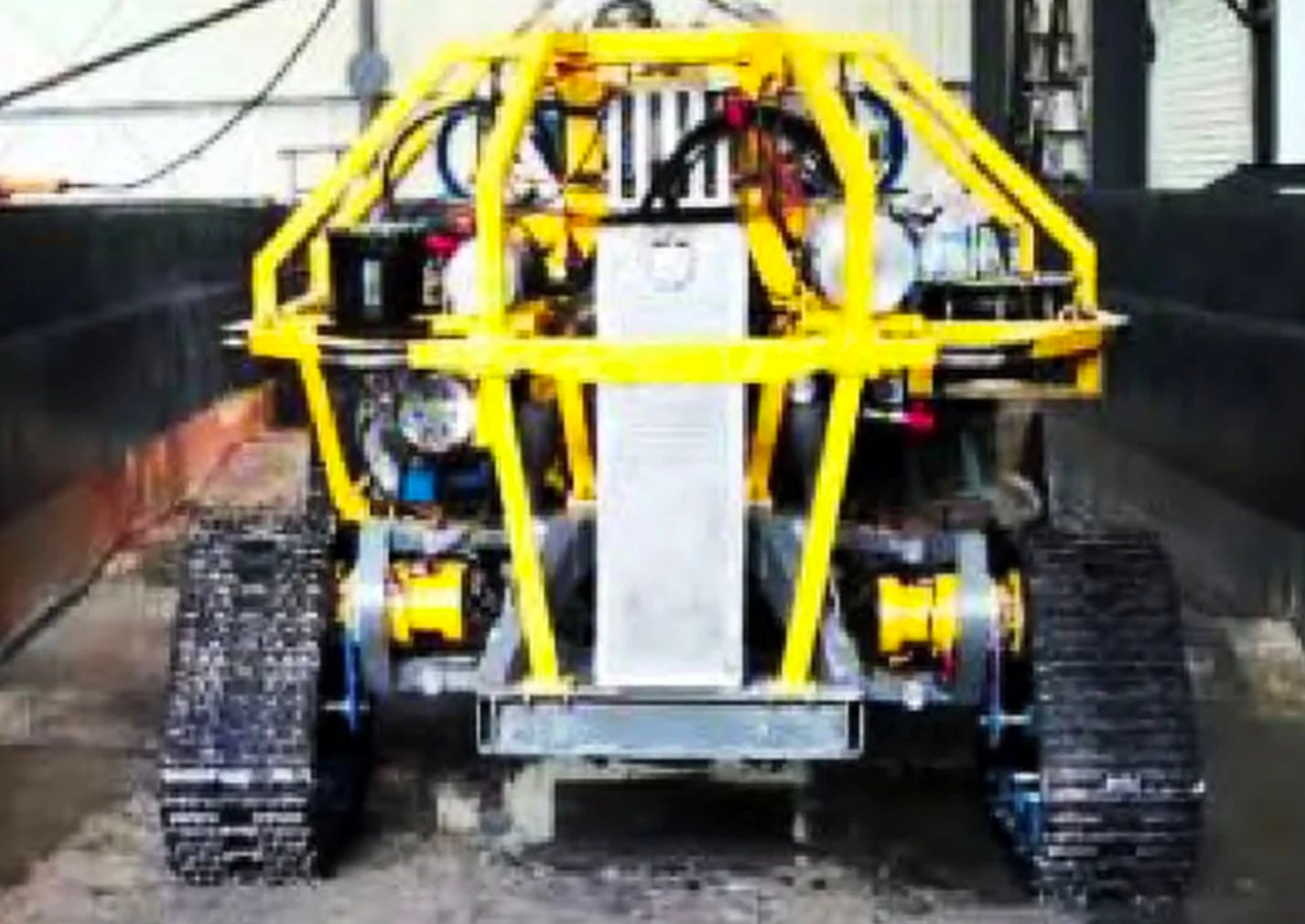 Phát hiện cỗ máy lạ di chuyển bằng dải xích dưới độ sâu 2.000 mét, âm thầm truy vết 7,3 tỷ tấn kho báu kim loại hiếm- Ảnh 1.