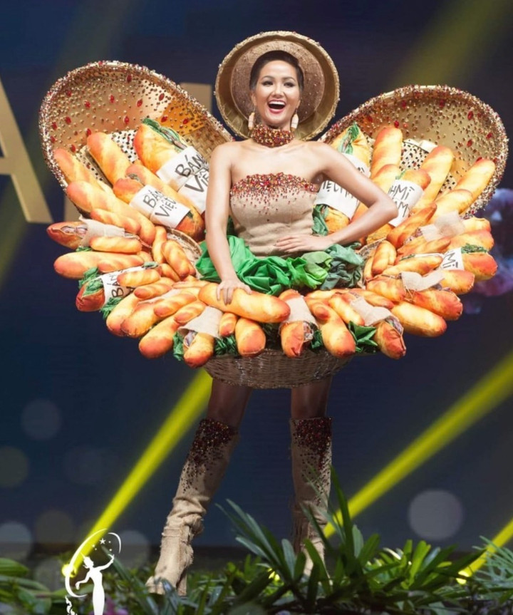 Những bộ trang phục truyền thống từng gây sốt của mỹ nhân Việt tại Miss Universe- Ảnh 8.