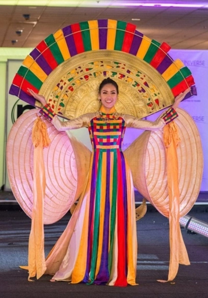 Những bộ trang phục truyền thống từng gây sốt của mỹ nhân Việt tại Miss Universe- Ảnh 10.