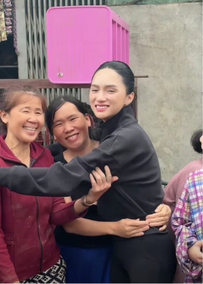 Nghệ sĩ lên đường đi cứu trợ vùng lũ- Ảnh 4.