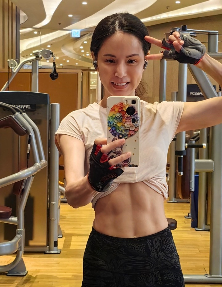 Ngỡ ngàng với sắc vóc ở tuổi 59 của